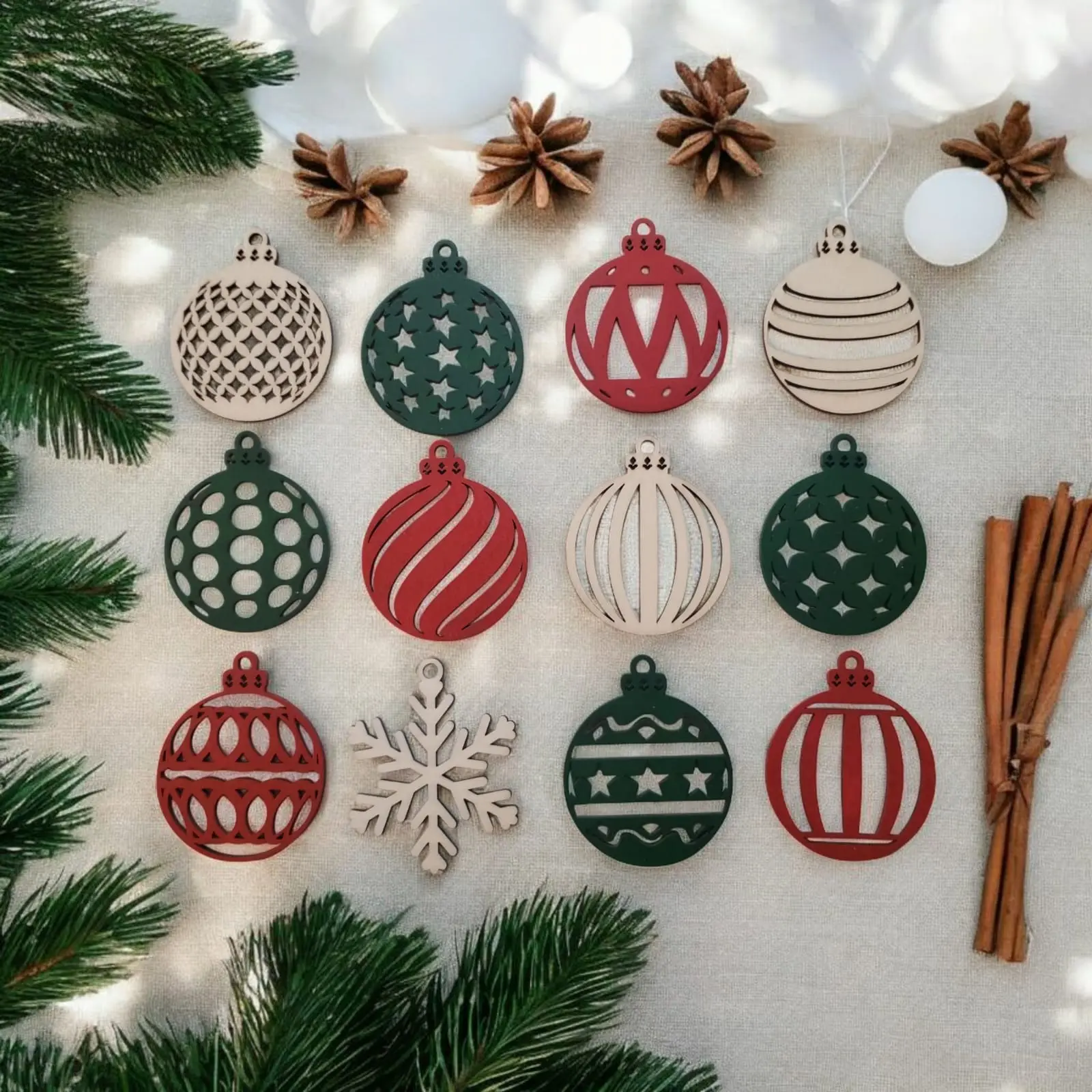 Boule de Noël en bois fabriquée à la main