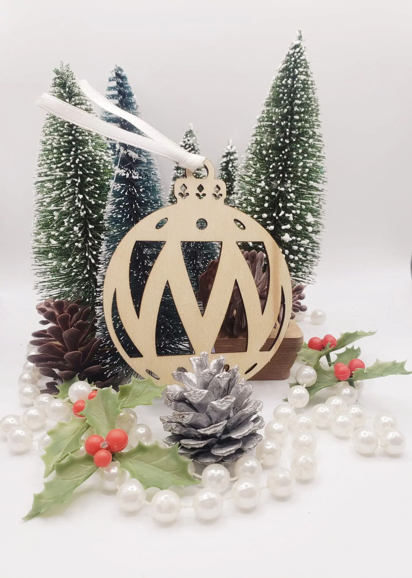 Boule de Noël en bois brut - design 1