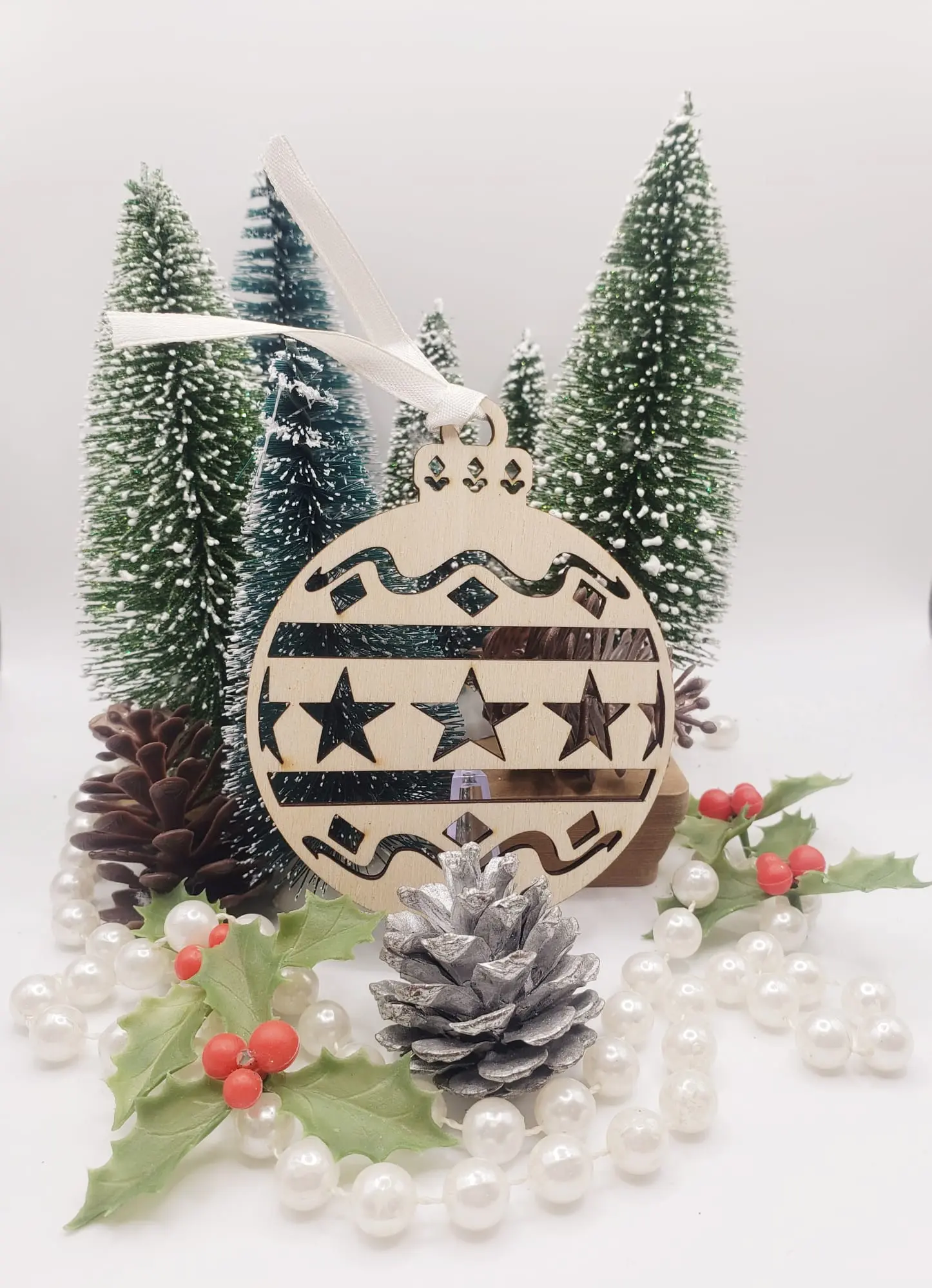 Boule de Noël en bois brut - design 11