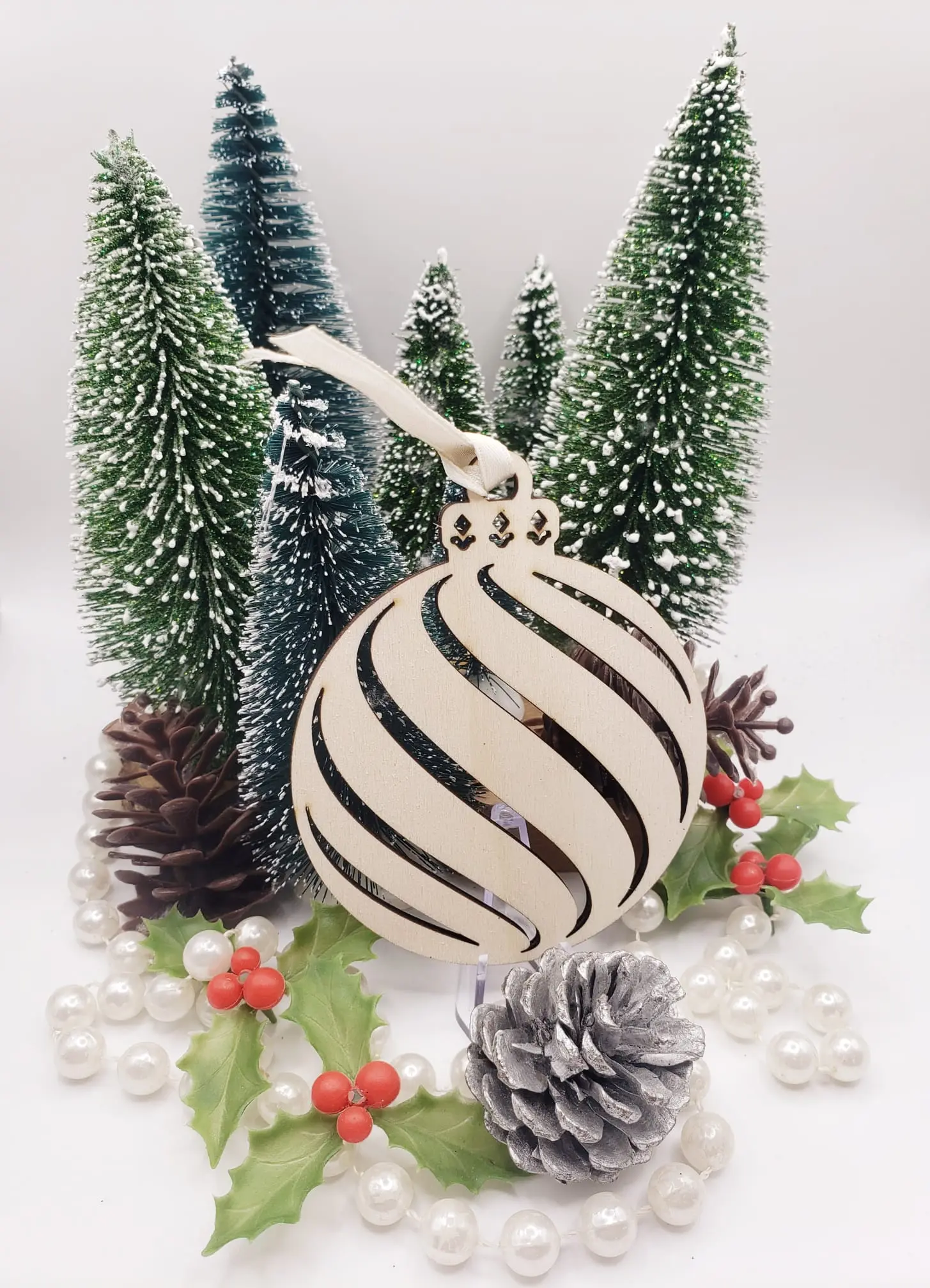 Boule de Noël en bois brut - design 12