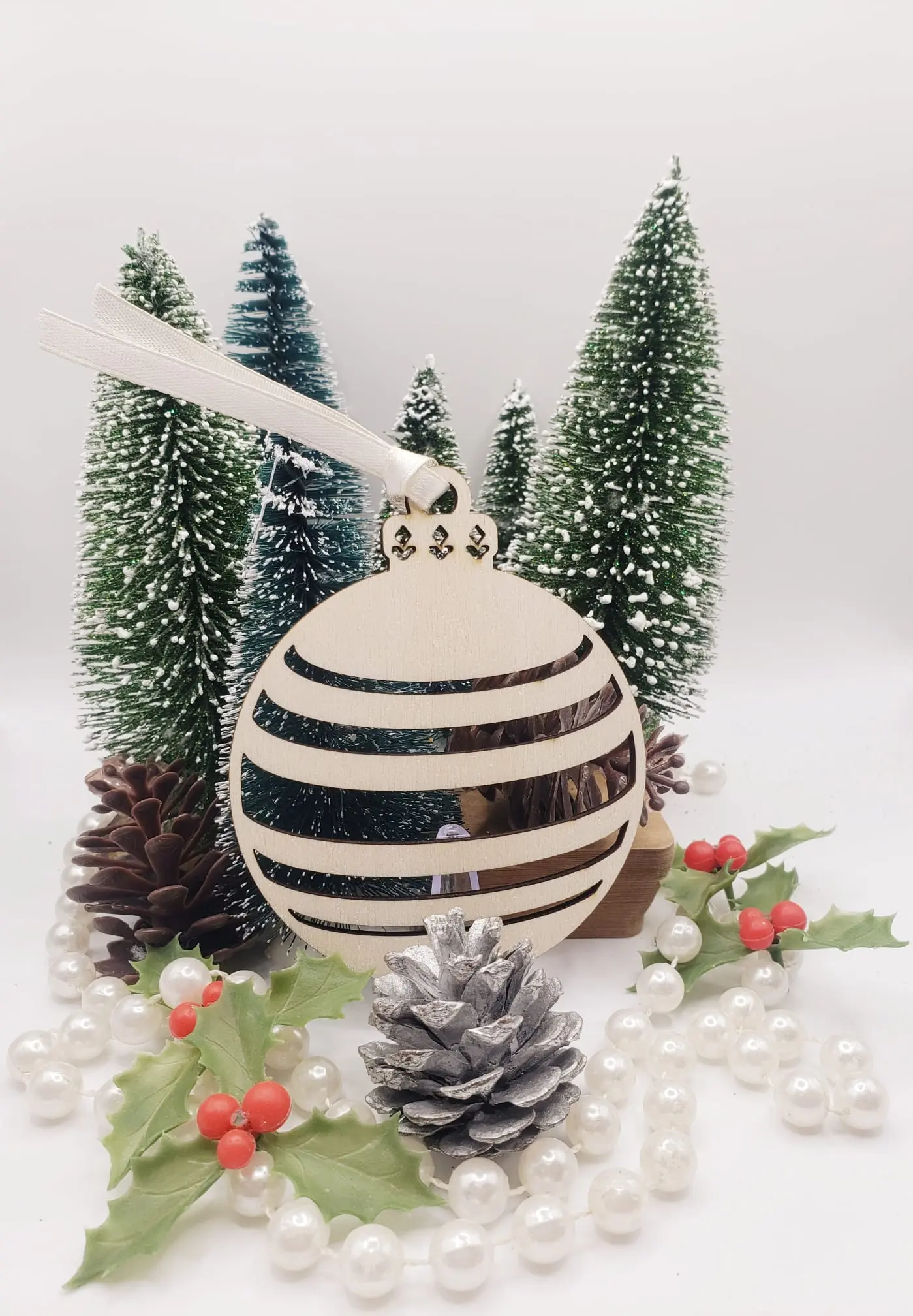 Boule de Noël en bois brut - design 4