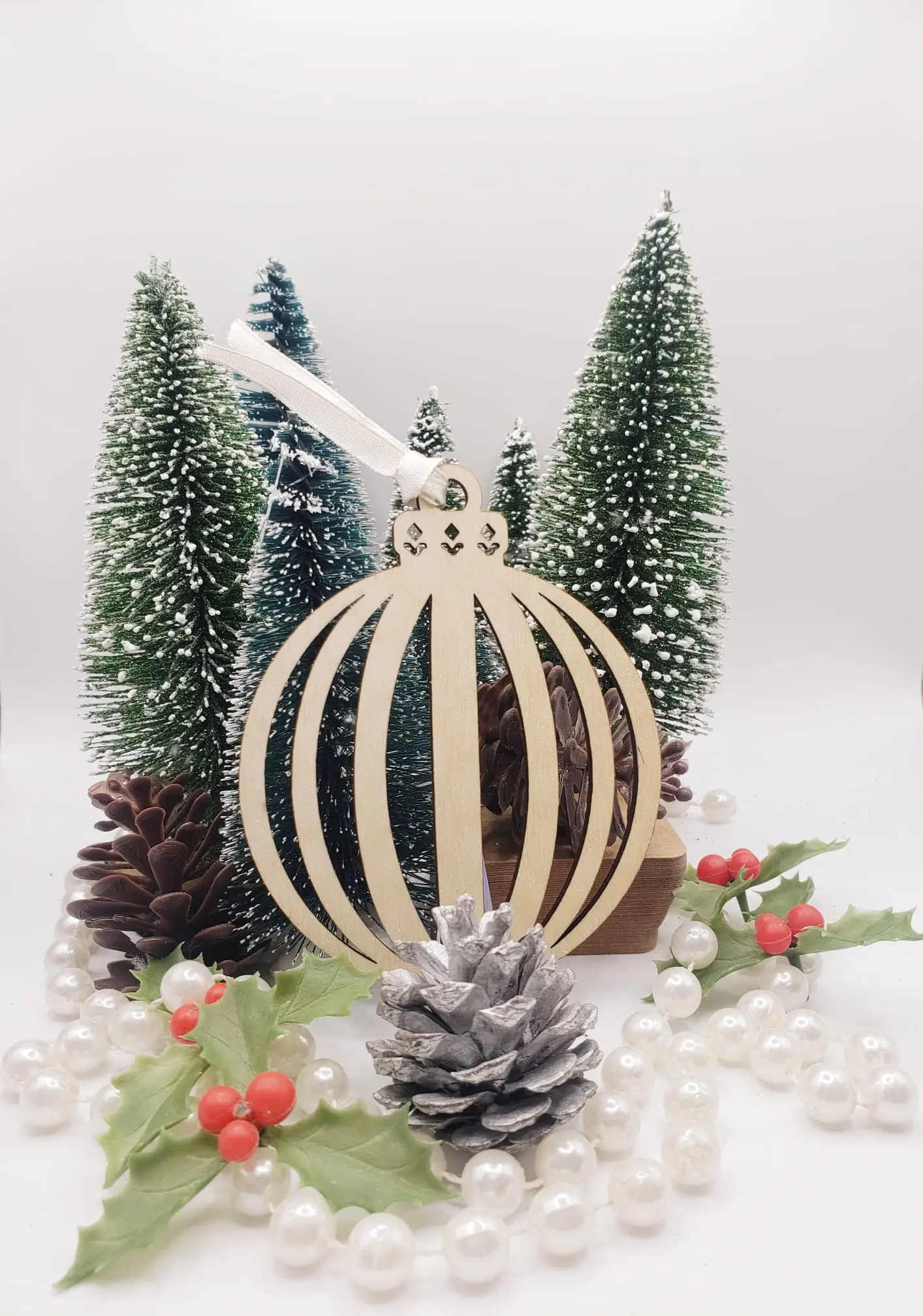 Boule de Noël en bois brut - design 9
